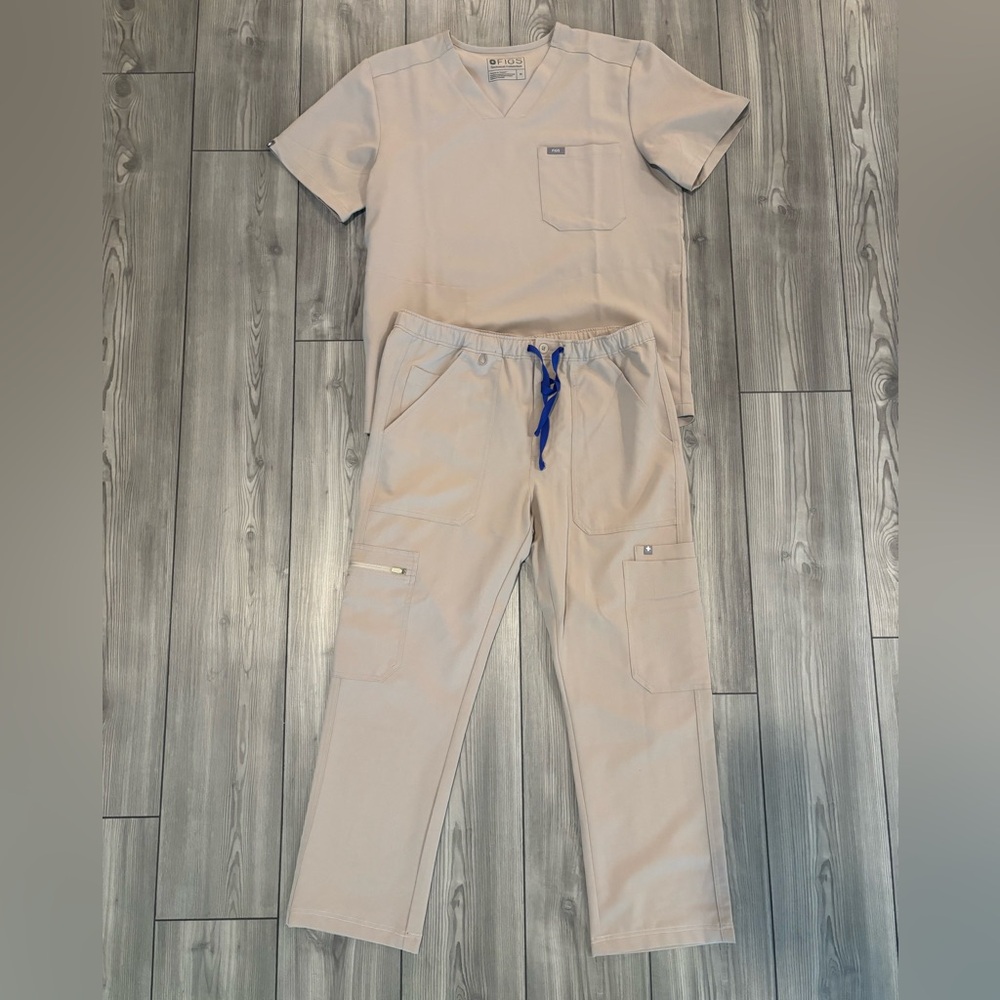 Bundle of 2 Figs scrubs | Tan & Hunter Green